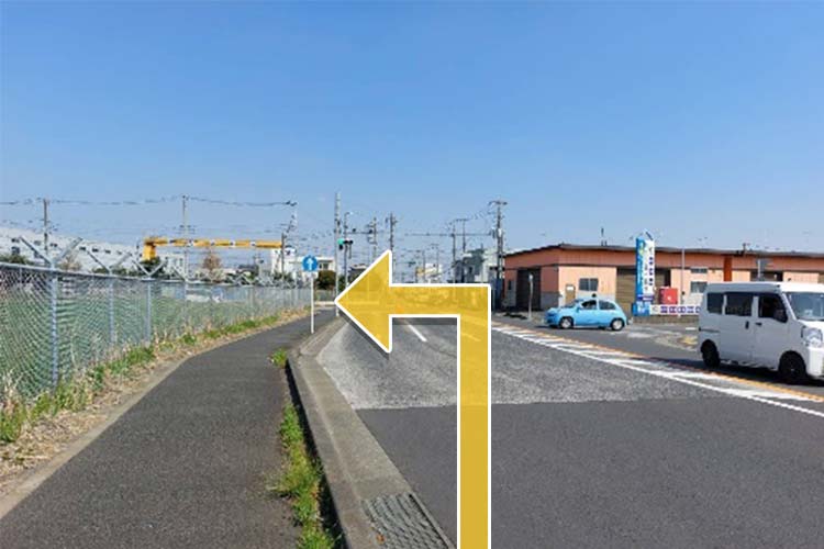 国道45号線を進み綾瀬大橋を超え、厚木航空基地を左手に直進し二つ目の信号「代官三丁目」交差点を左折してください。