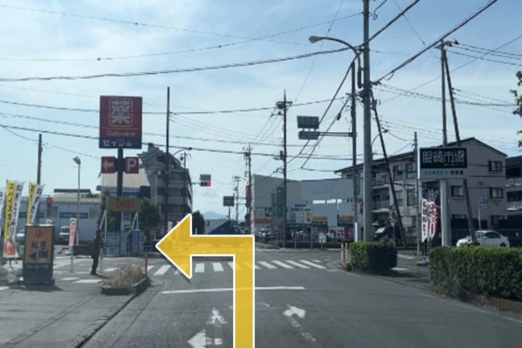 左手の松屋を目印に「札の辻」交差点を藤沢方面へ左折します。150ｍほどで左手に当院がございます。